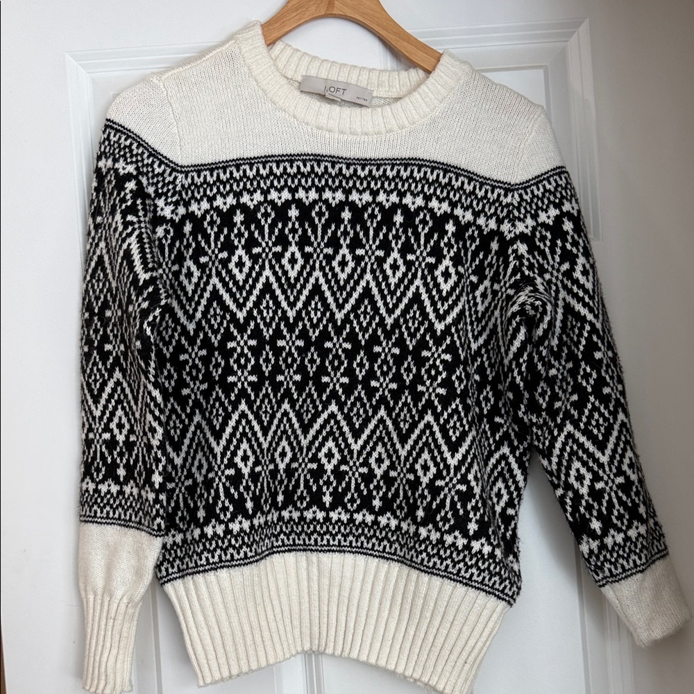 LOFT Women's Black and White Geometric Sweater